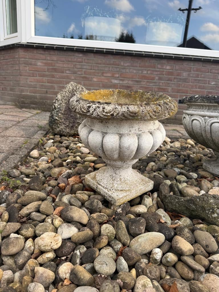Middelgrote witte stenen sierpot / tuinpot /bloempot op voet, Tuin en Terras, Bloempotten, Steen, Gebruikt, Rond, Minder dan 40 cm