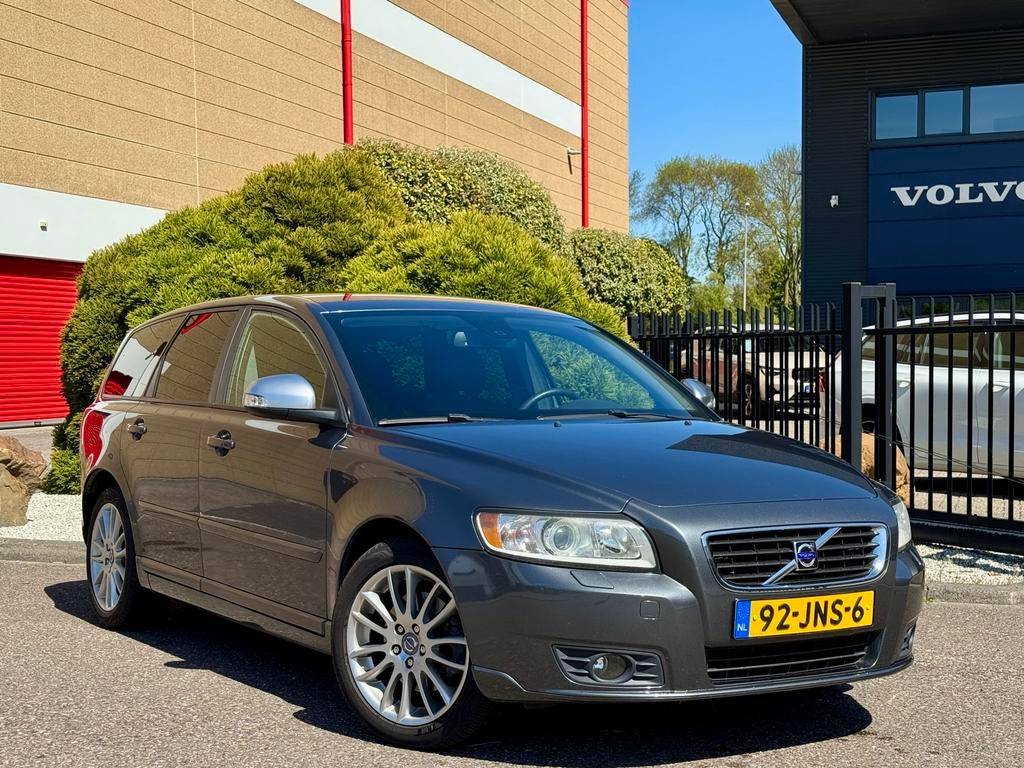 Volvo V50 2.4i 170PK Geartronic 2009 Grijs | Zeer weinig KM!, Auto's, Zwart, 700 kg, 2435 cc, Particulier