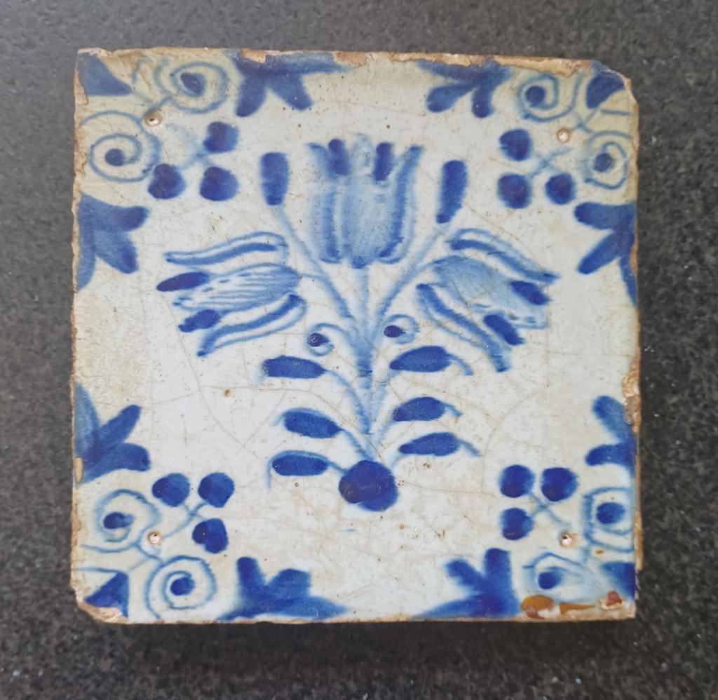 Antieke tegel met blauw bloemmotief, Ophalen of Verzenden