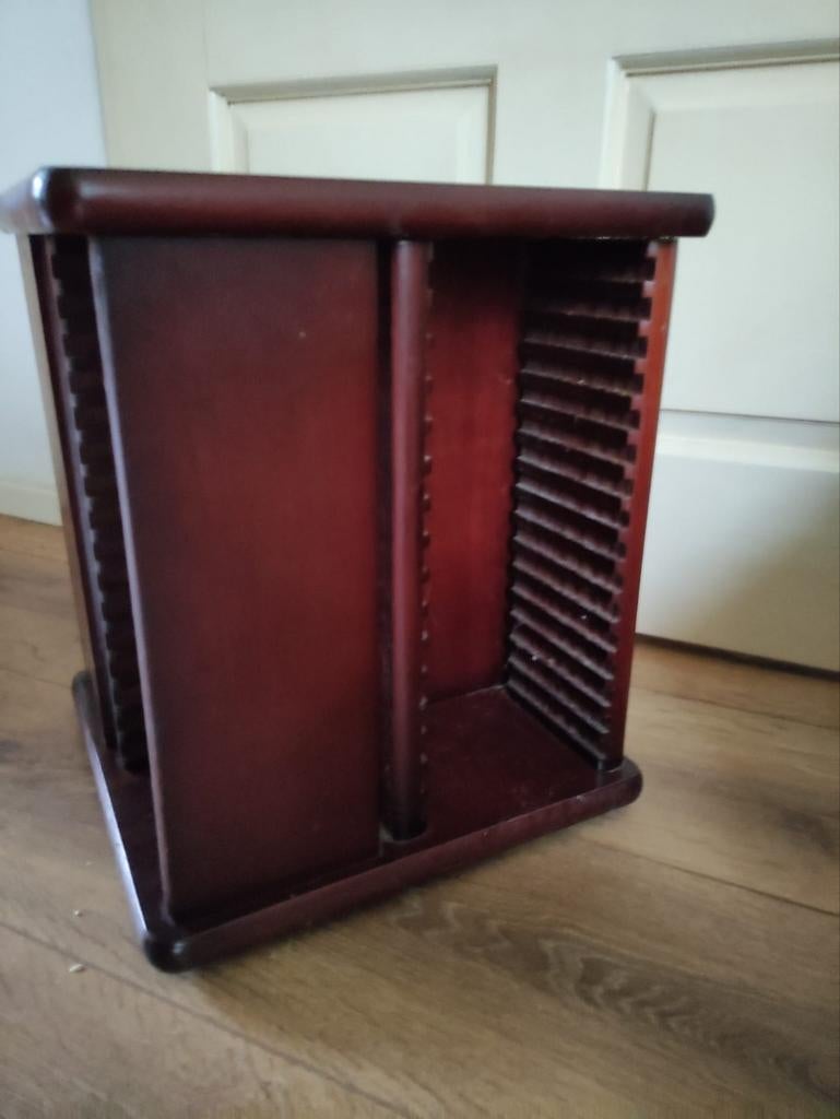 Houten CD rek - Compact en stijlvol, Huis en Inrichting, Woonaccessoires | Cd- en Dvd-rekken, Gebruikt, Cd's of Dvd's, 25 tot 75 discs