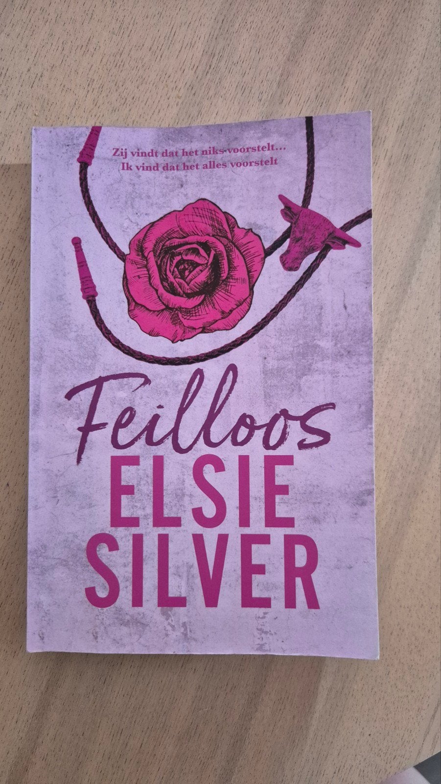 Feilloos - Elsie Silver (Chestnut Springs serie) Nederlands, Boeken, Romans, Zo goed als nieuw, Europa overig, Ophalen of Verzenden