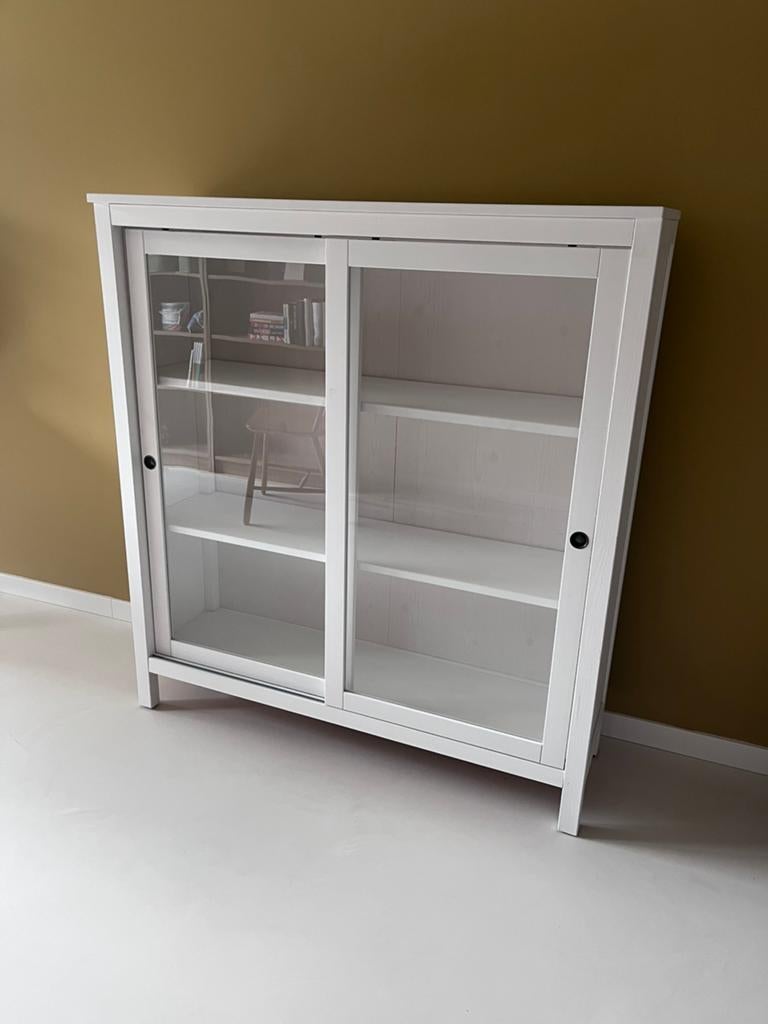 Witte Vitrinekast IKEA - glazen schuifdeuren, Ophalen, Gebruikt, 100 tot 150 cm, 100 tot 150 cm