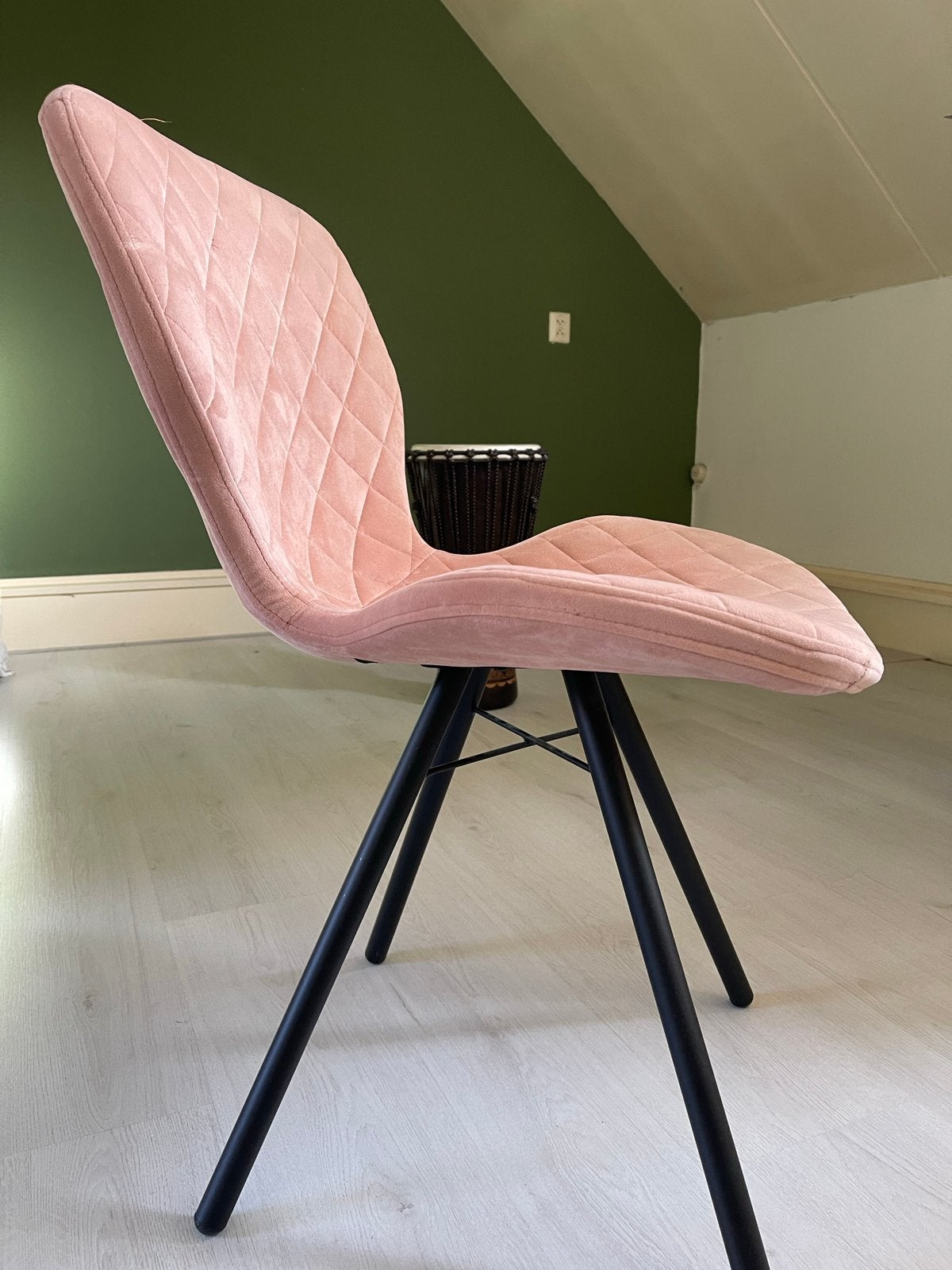 Roze velvet stoel met zwarte poten, Ophalen, Overige kleuren, Zo goed als nieuw, Metaal