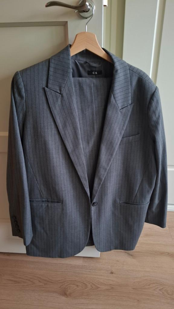 Damens krijtstreep pak, antraciet mt 44/46, Kleding | Dames, Jasjes, Kostuums en Pakken, Ophalen of Verzenden, Zo goed als nieuw