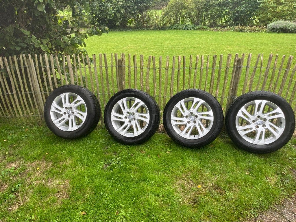 Set winterbanden  op lichtmetalen  velgen Volvo  XC70/V70, Gebruikt, Banden en Velgen, 17 inch, 235 mm