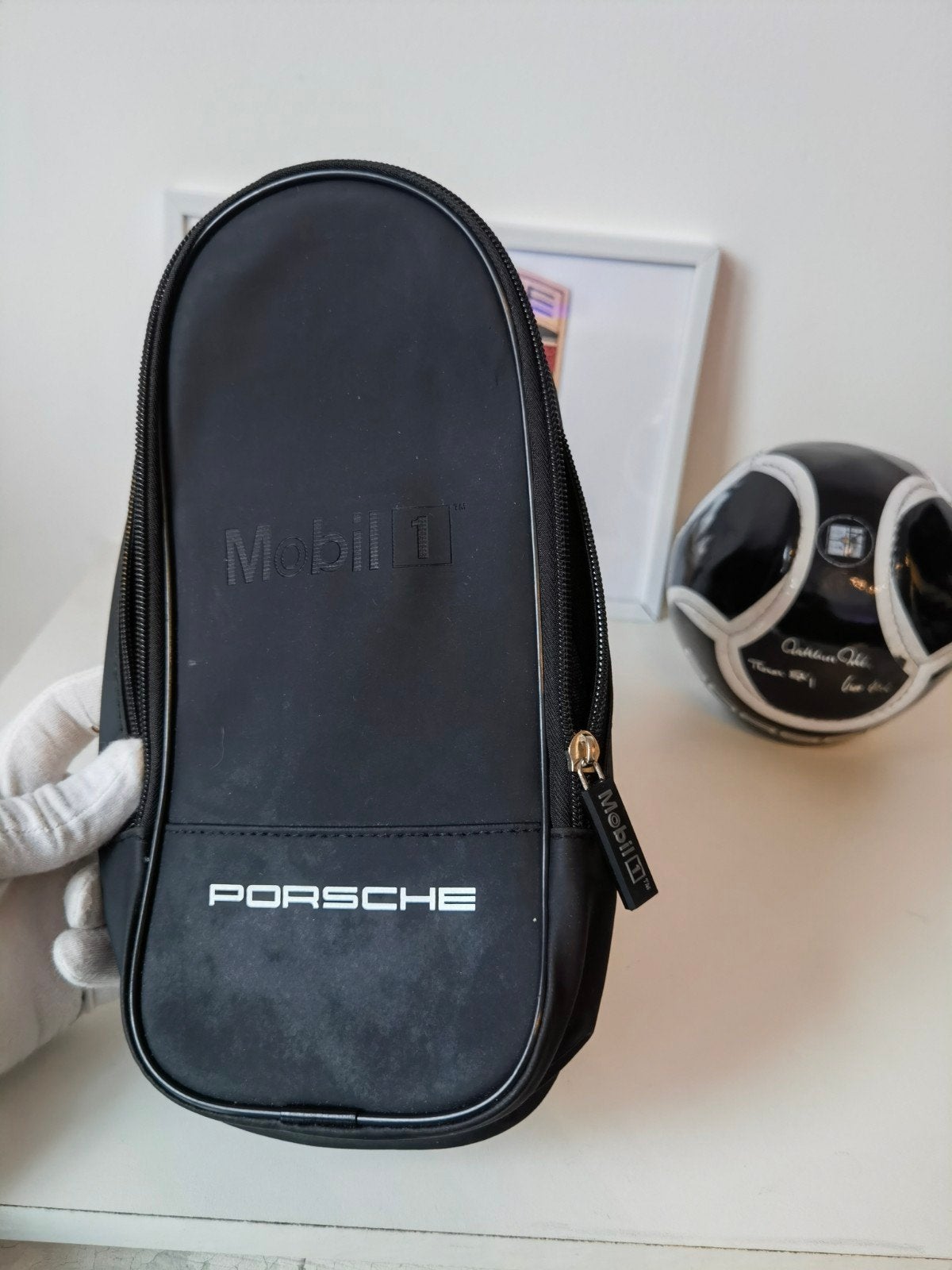 Nieuw porsche hoes voor olie fles  

PORSCHE MOBIL 1

Zi, Ophalen of Verzenden, Nieuw, Zwart