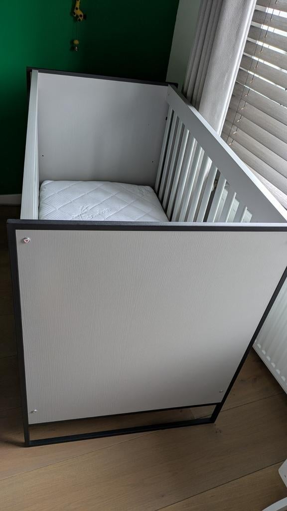 Dayley Ledikant grijs/zwart met verstelbare bodem + matras, Ophalen, Zo goed als nieuw, Ledikant