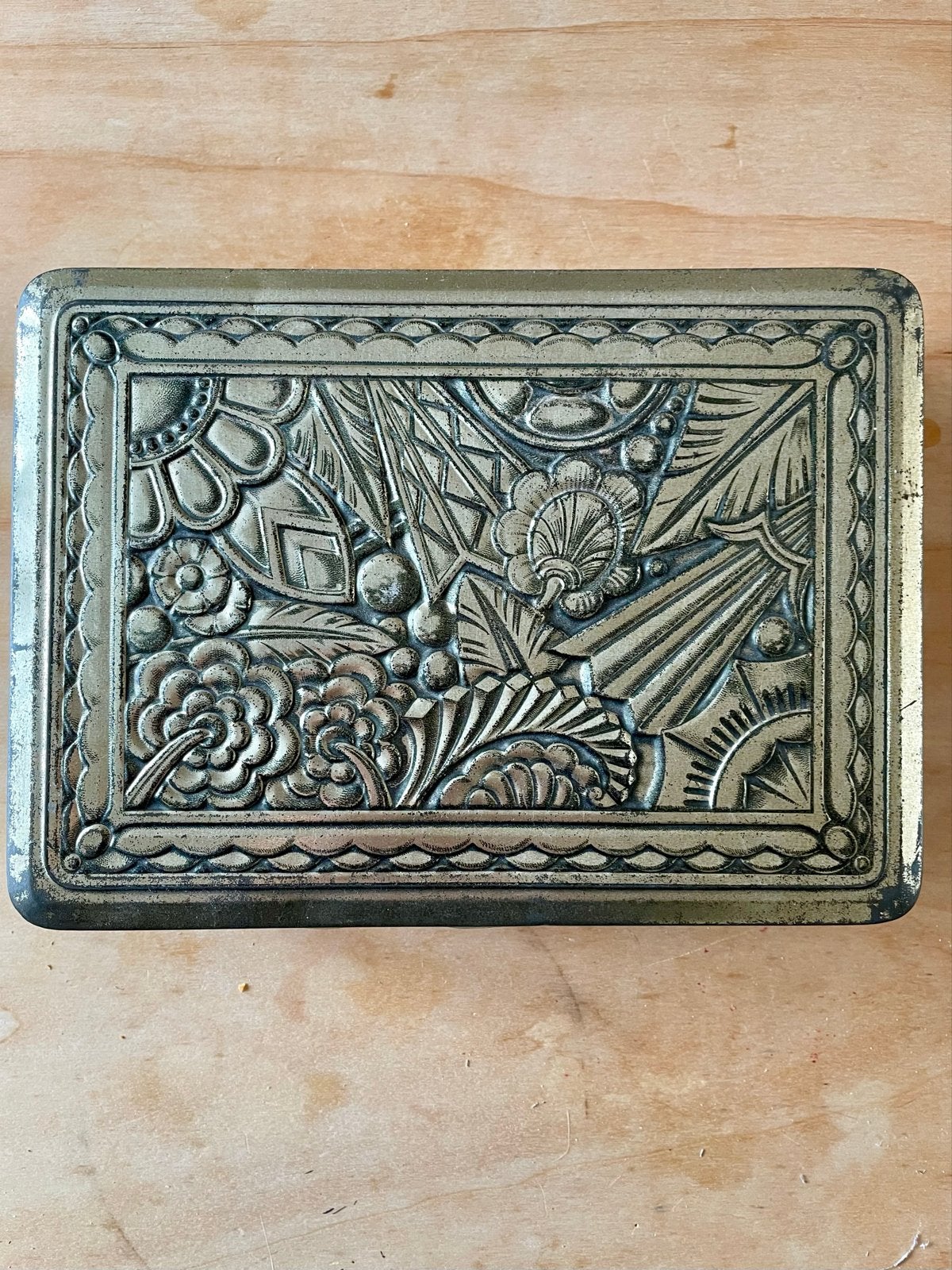 Antieke Art Deco blikken doos met reliëf rozen, Ophalen of Verzenden