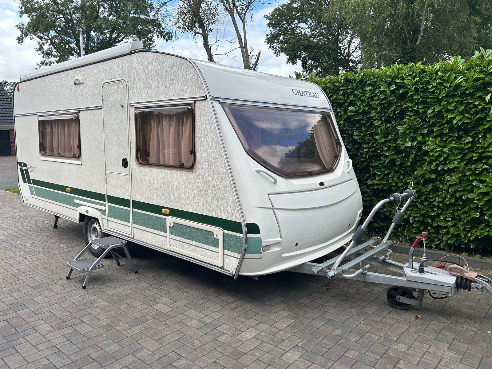 Chateau Caratt 480 KMU 2004 + Thule Dakluifel & Voortent!, Caravans en Kamperen, Dwarsbed, Chateau, Treinzit, 750 - 1000 kg