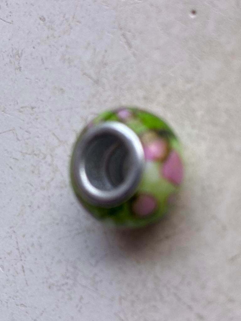 Twee glazen bedels, groen met roze en blauw, Sieraden, Tassen en Uiterlijk, Bedels, Overige merken, Gebruikt, Glas of Kristal