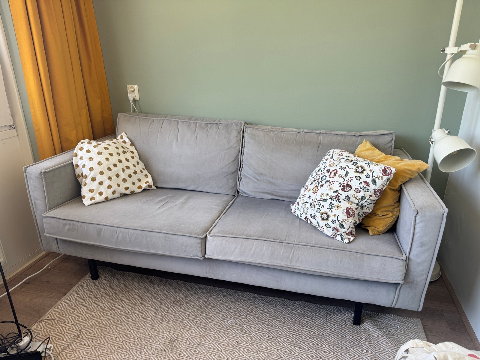 Comfortabele grijze tweezitsbank - 190x88x85 cm, Huis en Inrichting, Banken | Bankstellen, Ophalen, Gebruikt, 150 tot 200 cm, Tweepersoons