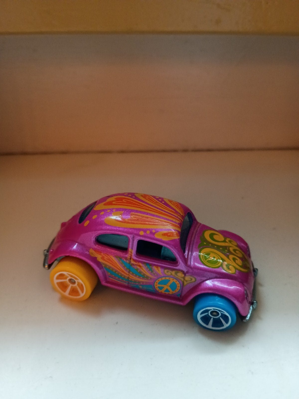 Hot Wheels Volkswagen Kever 'Peace' - Roze Hippie Auto, Ophalen of Verzenden