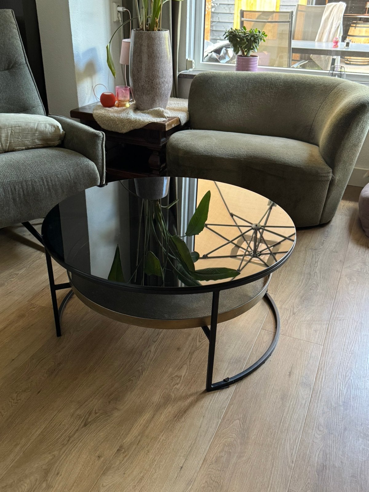 Ronde salontafel 80 cm met zwart glas en gouden schaal, Huis en Inrichting, Tafels | Salontafels, Ophalen, Gebruikt, Rond, 50 tot 100 cm