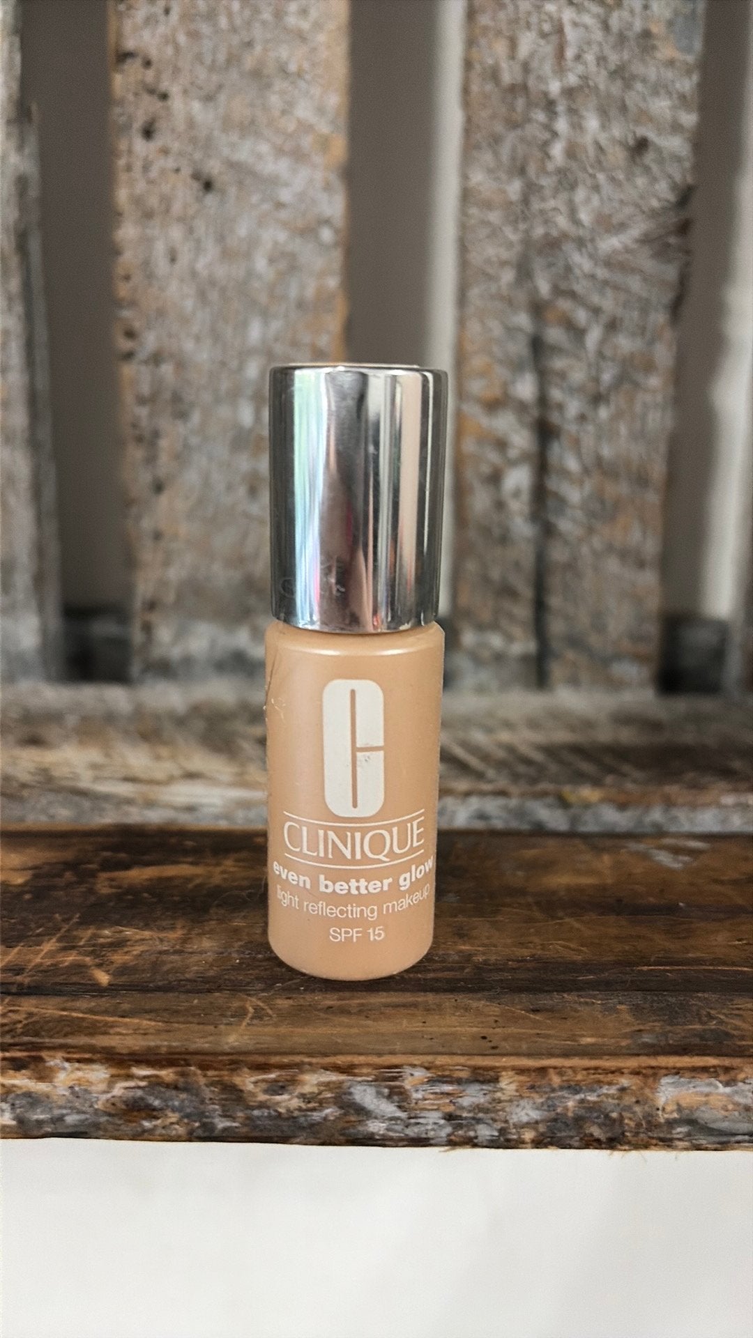 Clinique Even Better Glow Foundation WN04, Ophalen of Verzenden, Zo goed als nieuw, Beige, Gehele gezicht