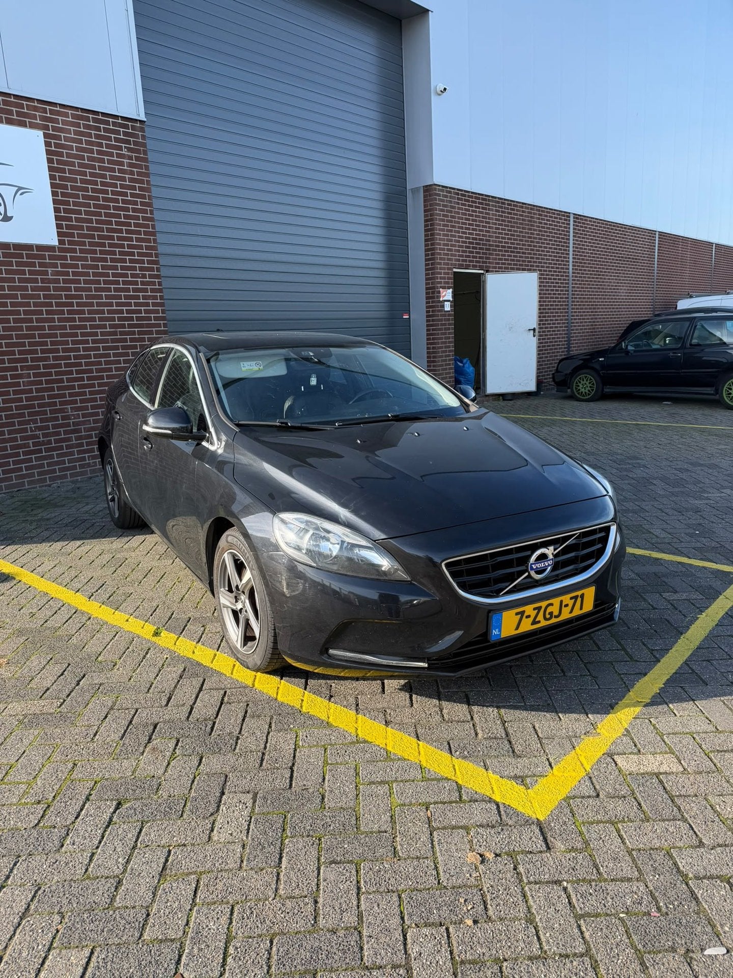 Volvo V40 D4 2.0| Leder| Sportvelgen| Camera| NAP, Voorwielaandrijving, Euro 5, Gebruikt, Zwart