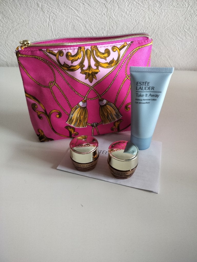 ESTEE LAUDER toilettasje roze met 3 producten **NIEUW**, Ophalen of Verzenden, Nieuw, Roze, Dame