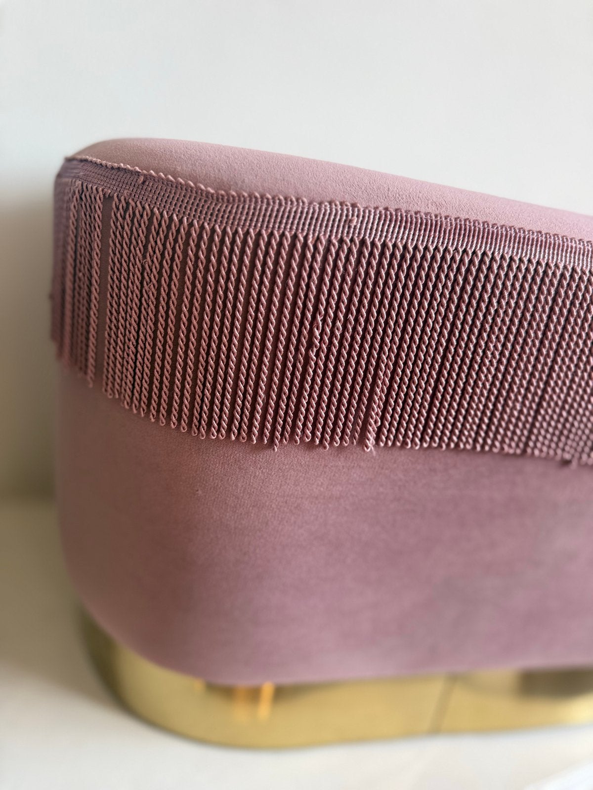 Roze fluwelen poef met franjes en gouden onderstel, Ophalen, Minder dan 50 cm, Zo goed als nieuw, Stof