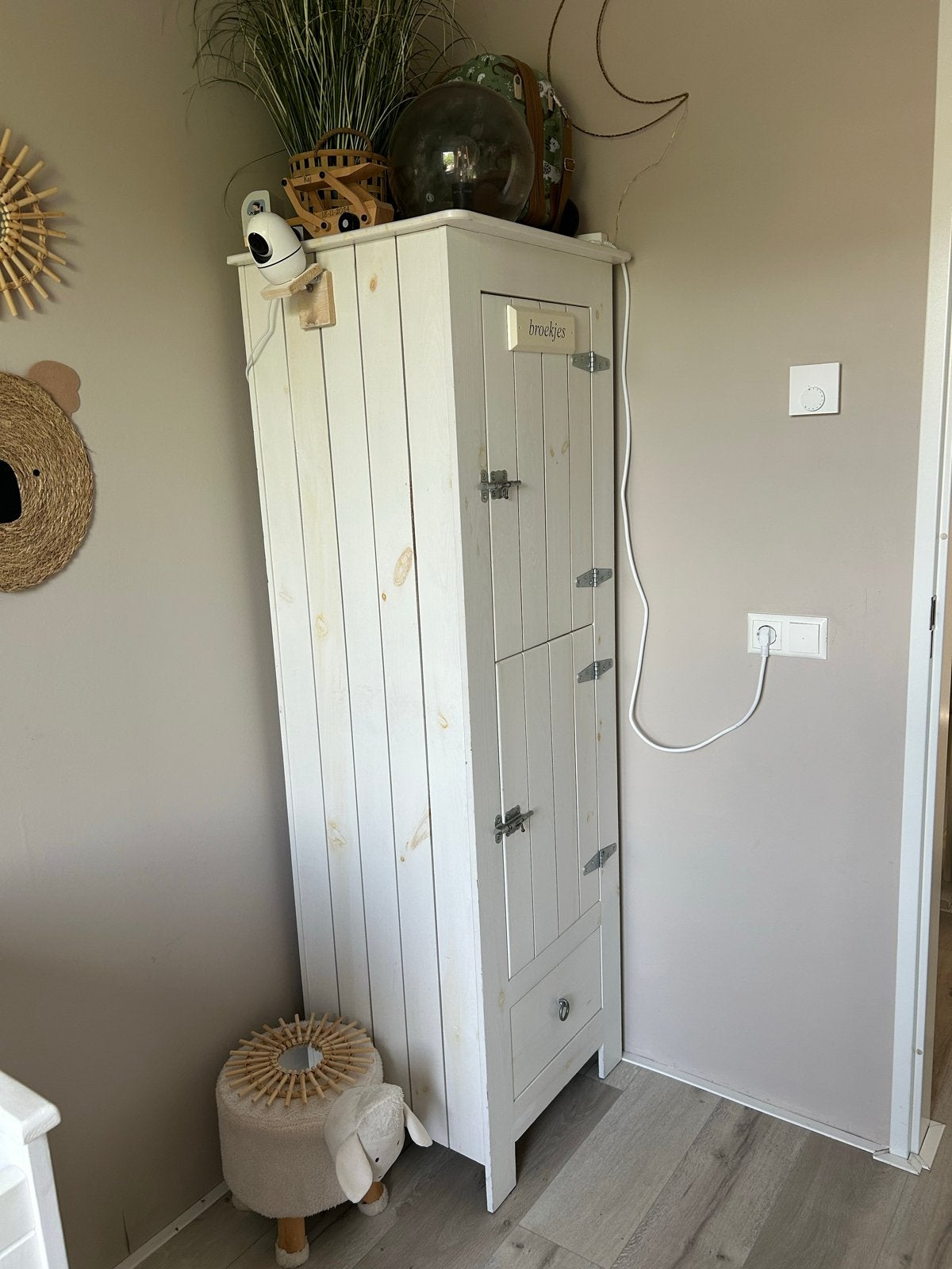 Foto 4 van Complete witte babykamer: ledikant, commode, kledingkast