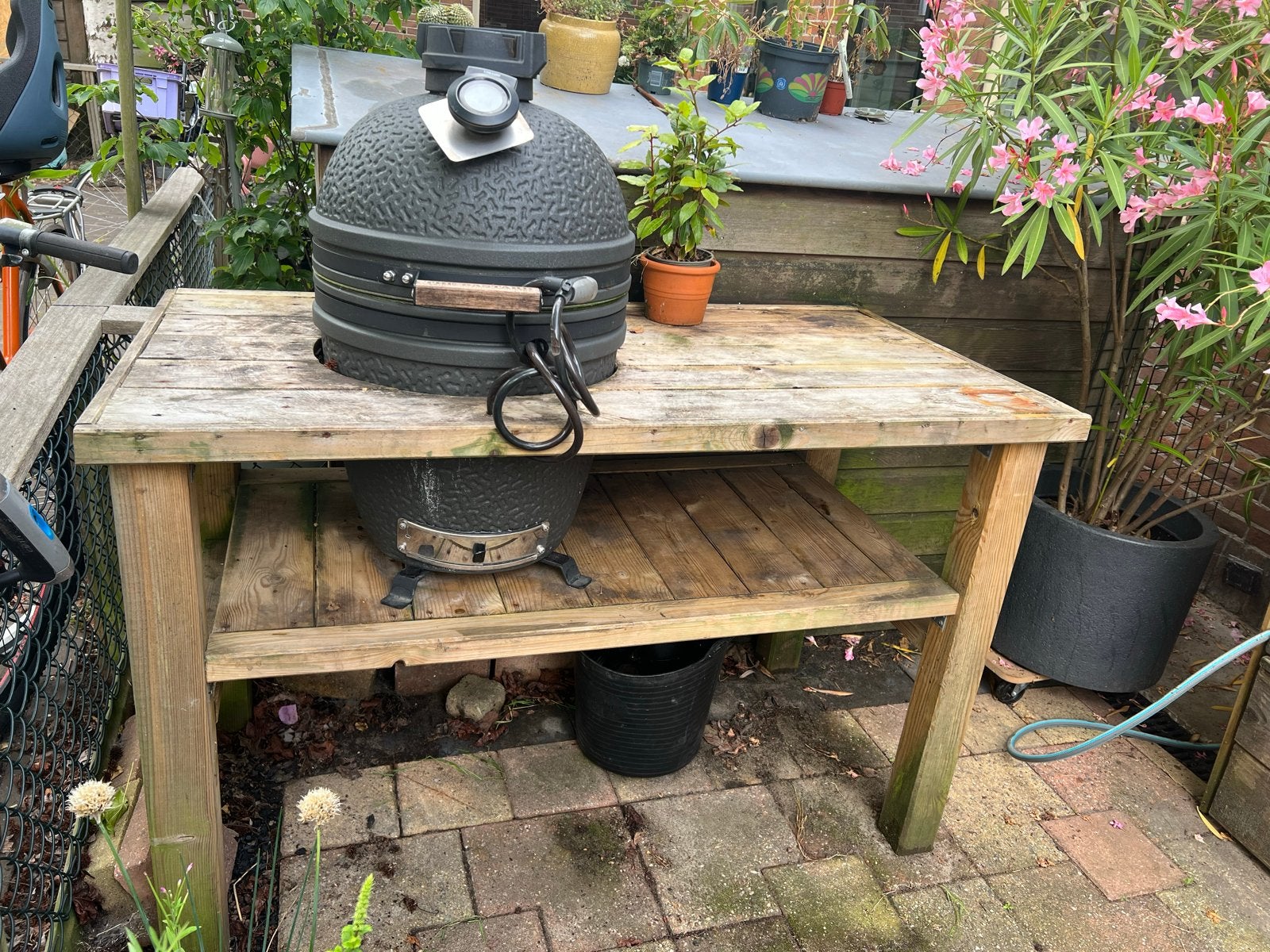 The Bastard Medium Kamado BBQ met onderstel, Ophalen, Gebruikt