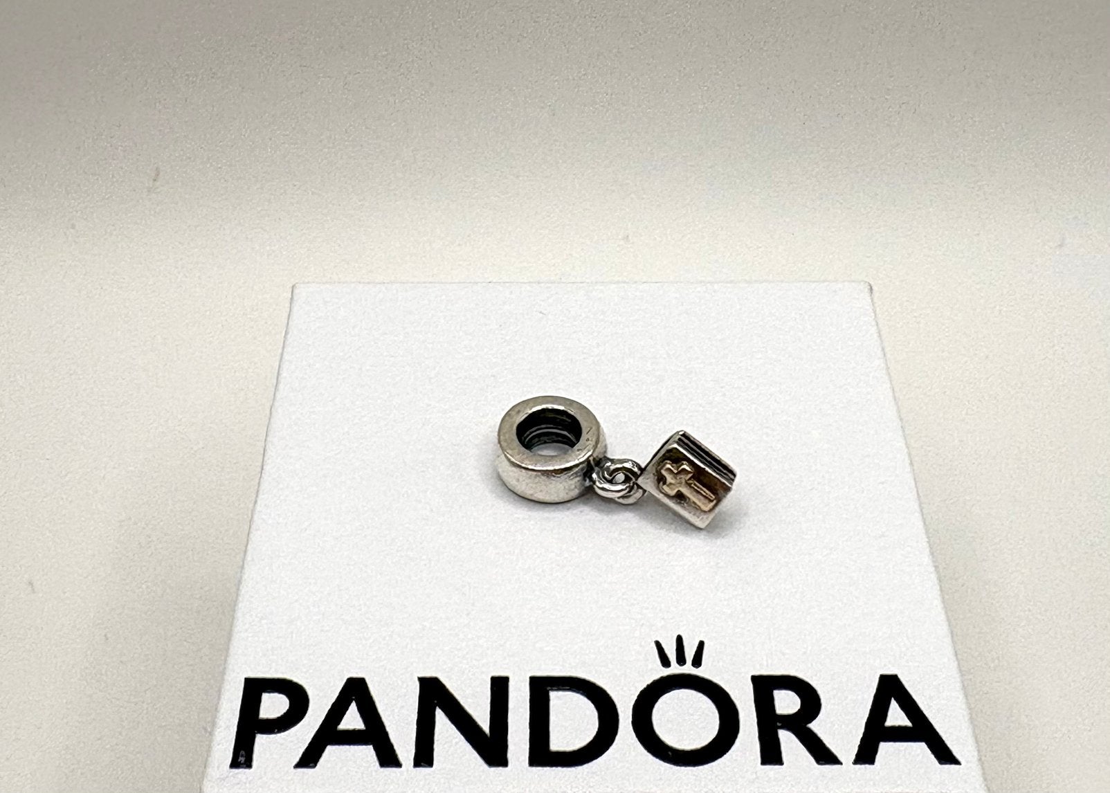 Mooie Pandora bedel bijbel met kruis van goud, Ophalen of Verzenden, Zo goed als nieuw, Goud, Pandora