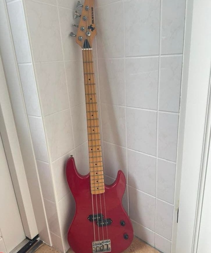 Mooie rode basgitaar beginner, Ophalen, Zo goed als nieuw