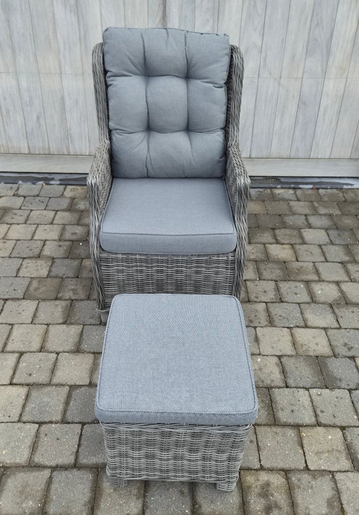 Grijze wicker verstelbare tuinstoel met voetenbankje, Tuin en Terras, Tuinstoelen, Ophalen, Zo goed als nieuw, Wicker, Verstelbaar