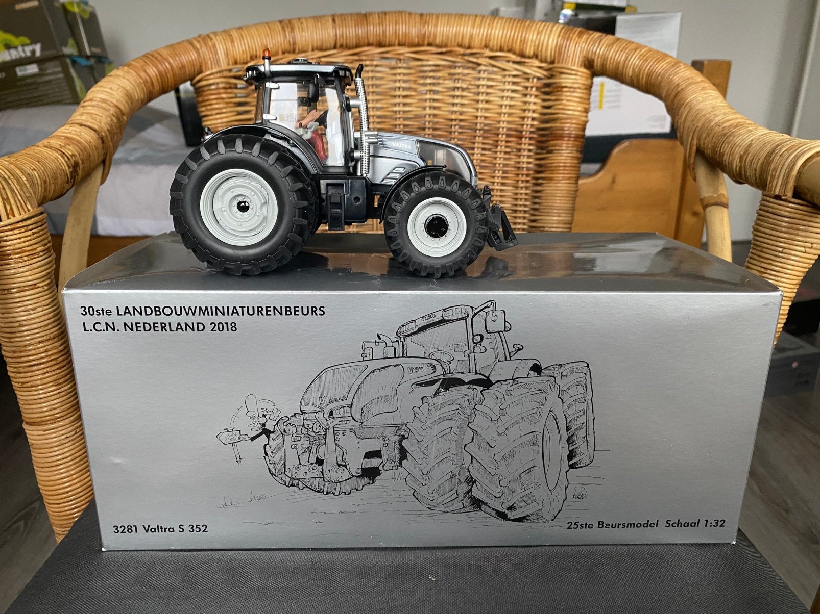 Valtra S352 – LCN Beursmodel 2018 – Schaal 1:32, Ophalen of Verzenden, Zo goed als nieuw, Tractor of Landbouw