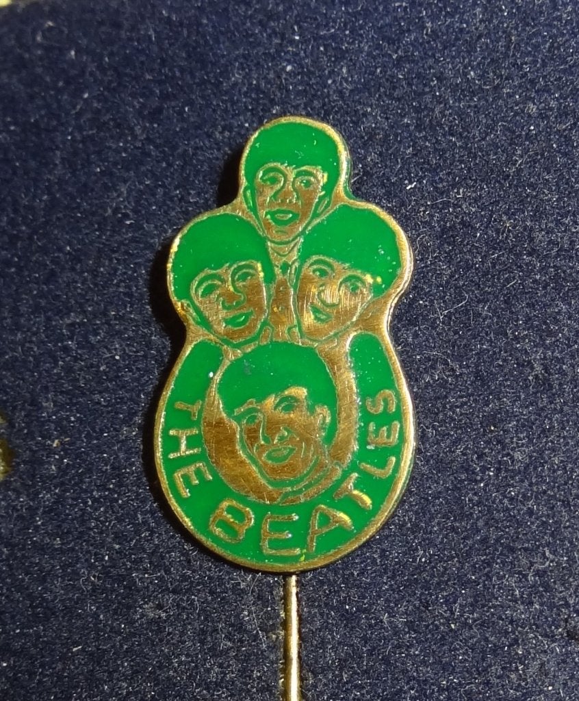The Beatles Moeilijk te vinden Groen Speldje No abc 123, Verzenden, Gebruikt, Overige onderwerpen, Speldje of Pin