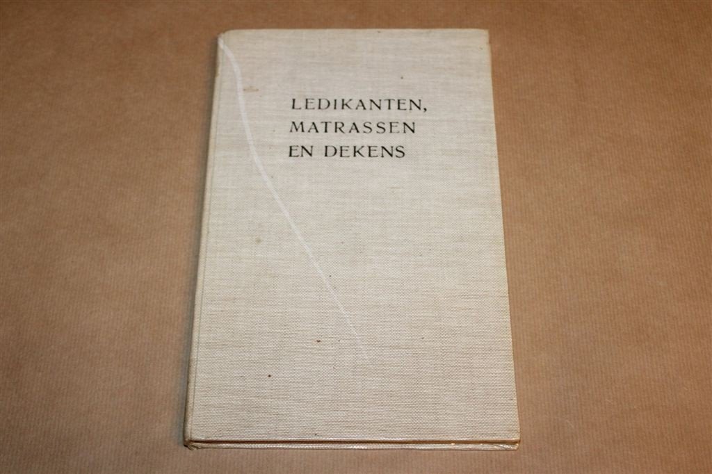 Ledikanten, Matrassen & Dekens — Woningtextiel, Vintage 1956, Ophalen of Verzenden, Gelezen, Overige onderwerpen