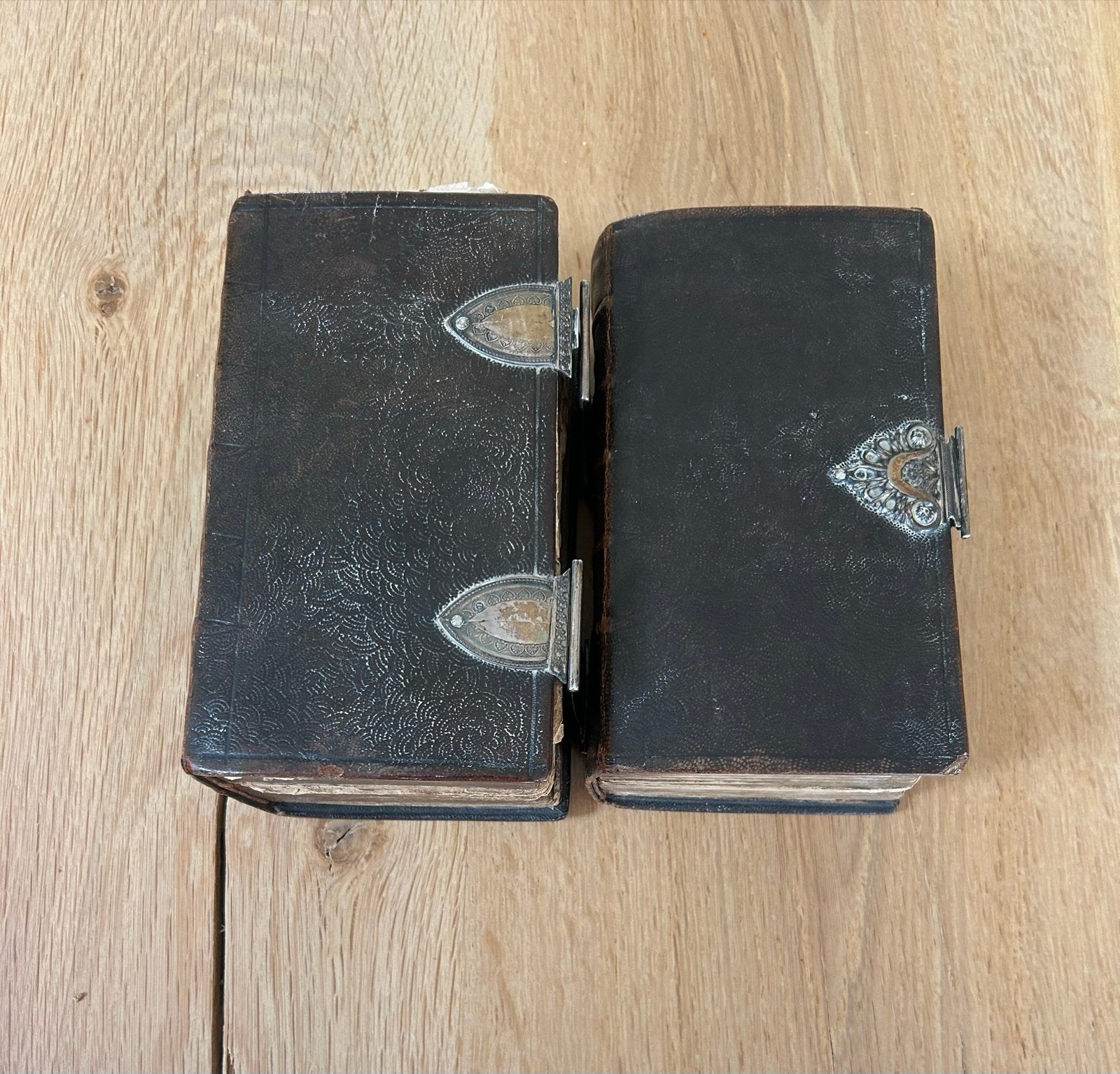 Twee antieke Bijbels uit 1848 - Goede staat, Antiek en Kunst, Antiek | Boeken en Bijbels, Ophalen