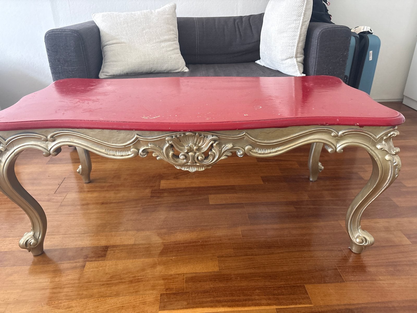 Unieke rode salontafel met gouden details, Huis en Inrichting, Tafels | Salontafels, Ophalen, Overige materialen, Gebruikt, 100 tot 150 cm