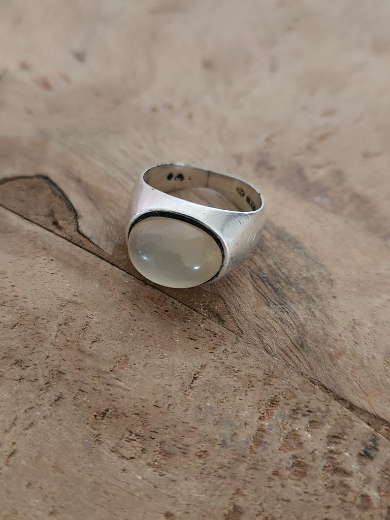 Zilveren Scandinavische ring met witte chalcedoon, Gebruikt, Ophalen of Verzenden, Kleiner dan 17, Met edelsteen