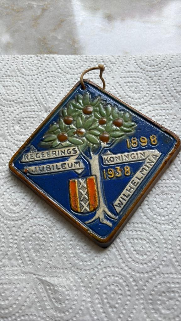 Decoratietegel Kon. Wilhelmina  1898-1938., Ophalen of Verzenden, Zo goed als nieuw, Nederland, Servies