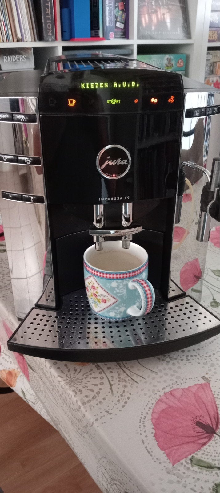 Jura Impressa F9 volautomatische espressomachine, Witgoed en Apparatuur, Gebruikt, 10 kopjes of meer, Koffiemachine, Afneembaar waterreservoir