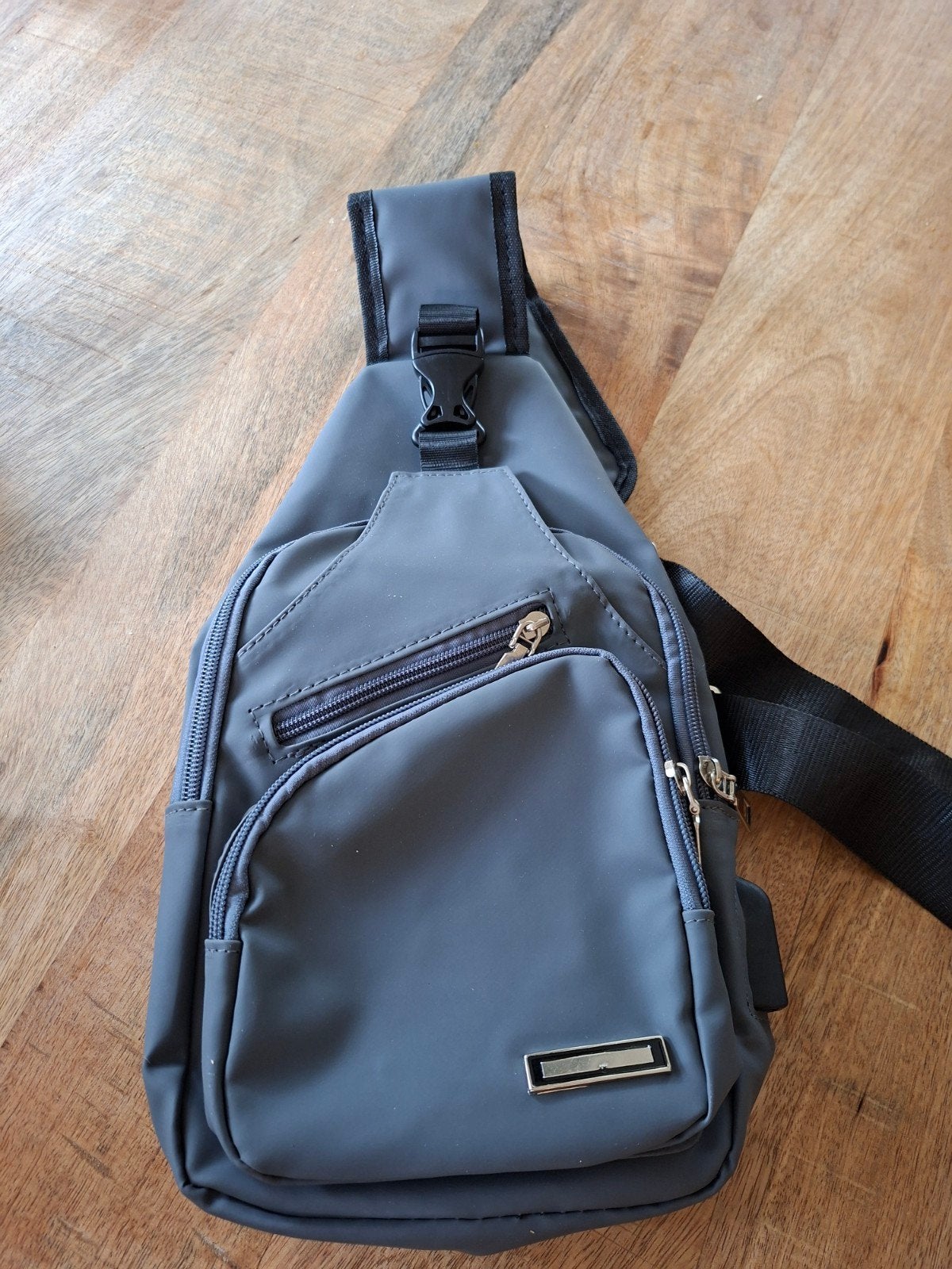 Grijze Sling Bag met USB-oplaadpoort, Overige merken, Nieuw, Ophalen of Verzenden, Minder dan 25 cm
