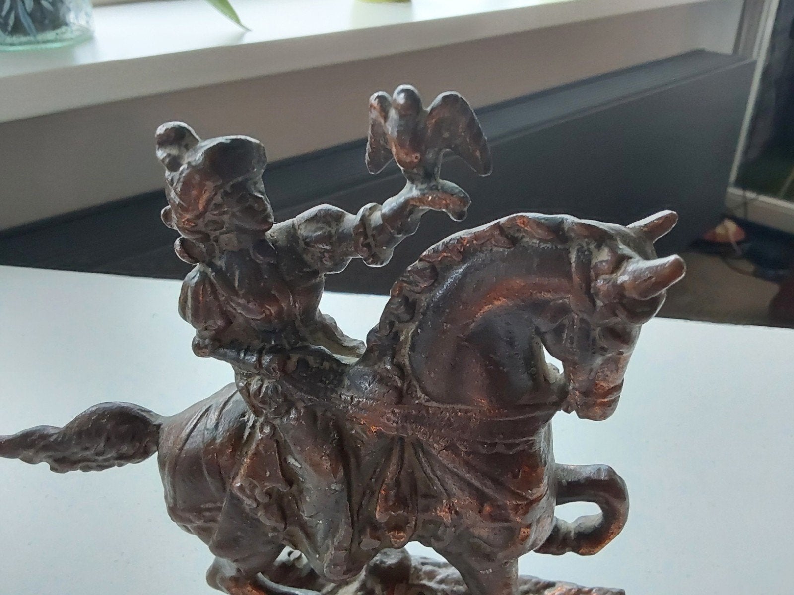 Bronzen beeld ruiter met vogel, klassieke stijl, Ophalen of Verzenden, 20 - 50 cm, Beeld, Bruin