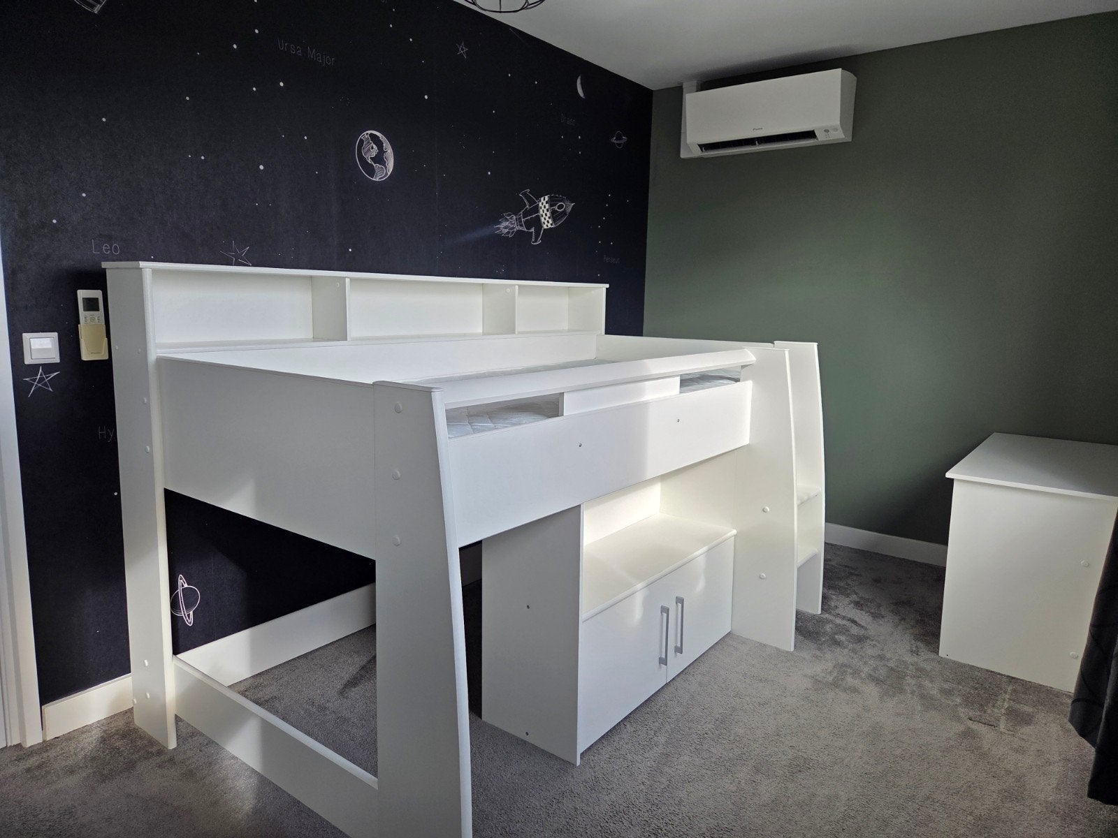 Halfhoogslaper Swan met bureau en kastje wit incl. matras, Ophalen, Zo goed als nieuw, Halfhoogslaper
