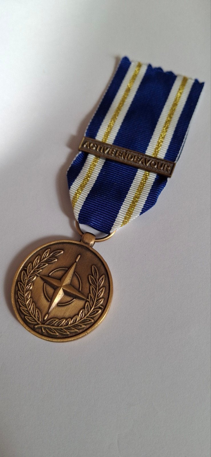 Medaille NATO Active  Endeavour, Ophalen of Verzenden, Landmacht, Nederland, Lintje, Medaille of Wings
