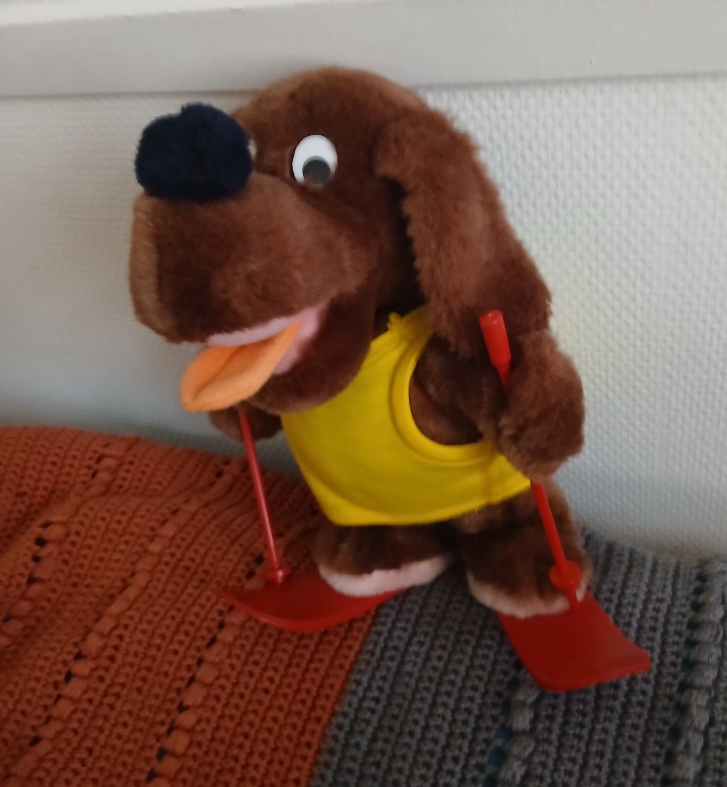 Leuke knuffel hond op ski's - Sinterklaas/Kerst cadeau, Ophalen of Verzenden, Zo goed als nieuw, Hond, Met kleding of accessoire