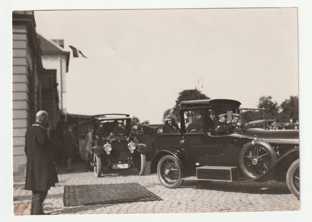 Oldtimers aankomst Koningin WIlhelmina te ? oude foto, Gebruikt, Verzenden, Foto, Voor 1940