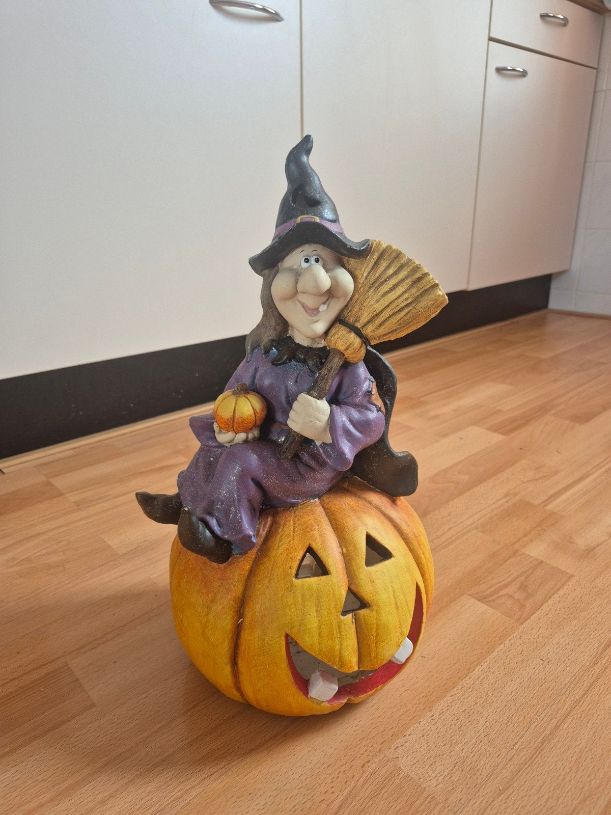Heks op pompoen met LED-verlichting - Halloween decoratie, Huis en Inrichting, Meerkleurig, Overige stijlen, Ophalen of Verzenden