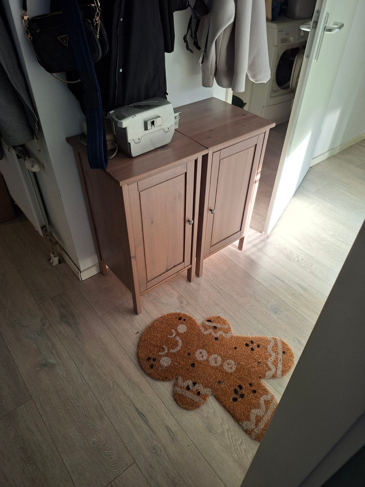 Twee houten kastjes met planken - ideaal voor opslag, Ophalen, Gebruikt