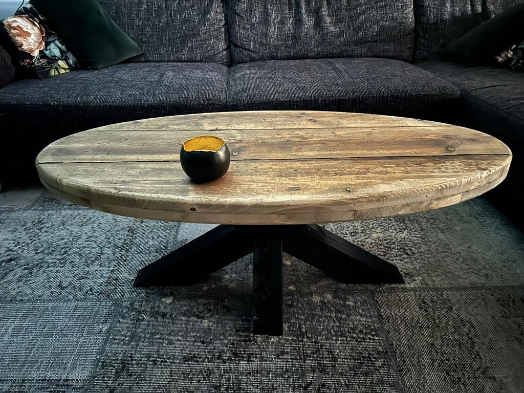 Salontafels van gebeitst steigerhout.