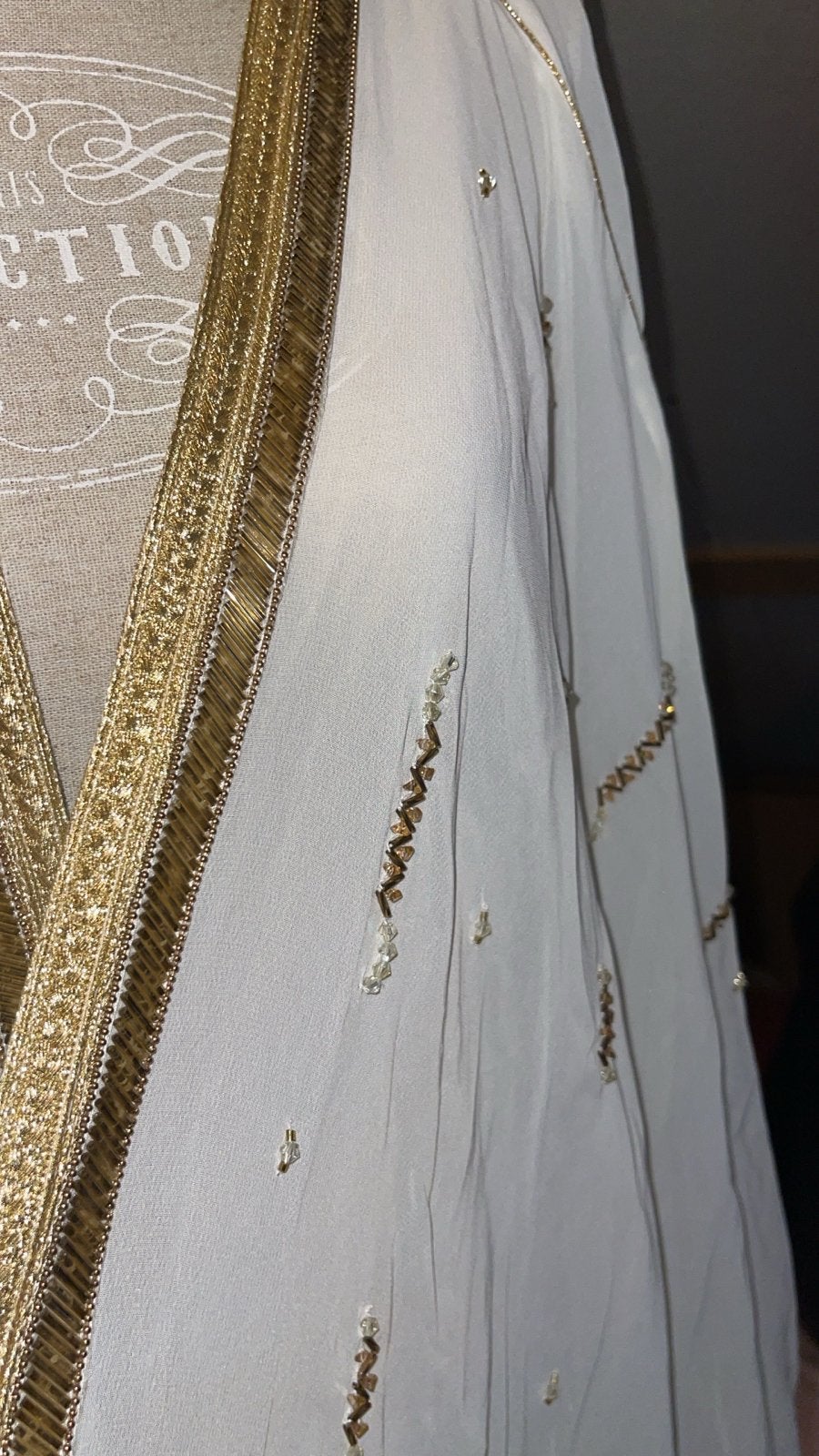 Elegante Witte Abaya met Gouden Details, Maat 38/40 (M), Wit, Ophalen of Verzenden, Zo goed als nieuw