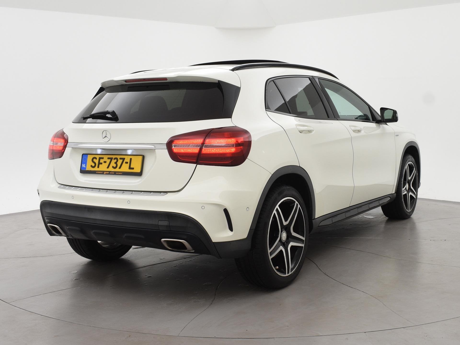 Mercedes-Benz GLA-klasse 200 AUT. AMG LINE + PANORAMA SCHUIF, Gebruikt, 715 kg, Leder en Stof, Wit