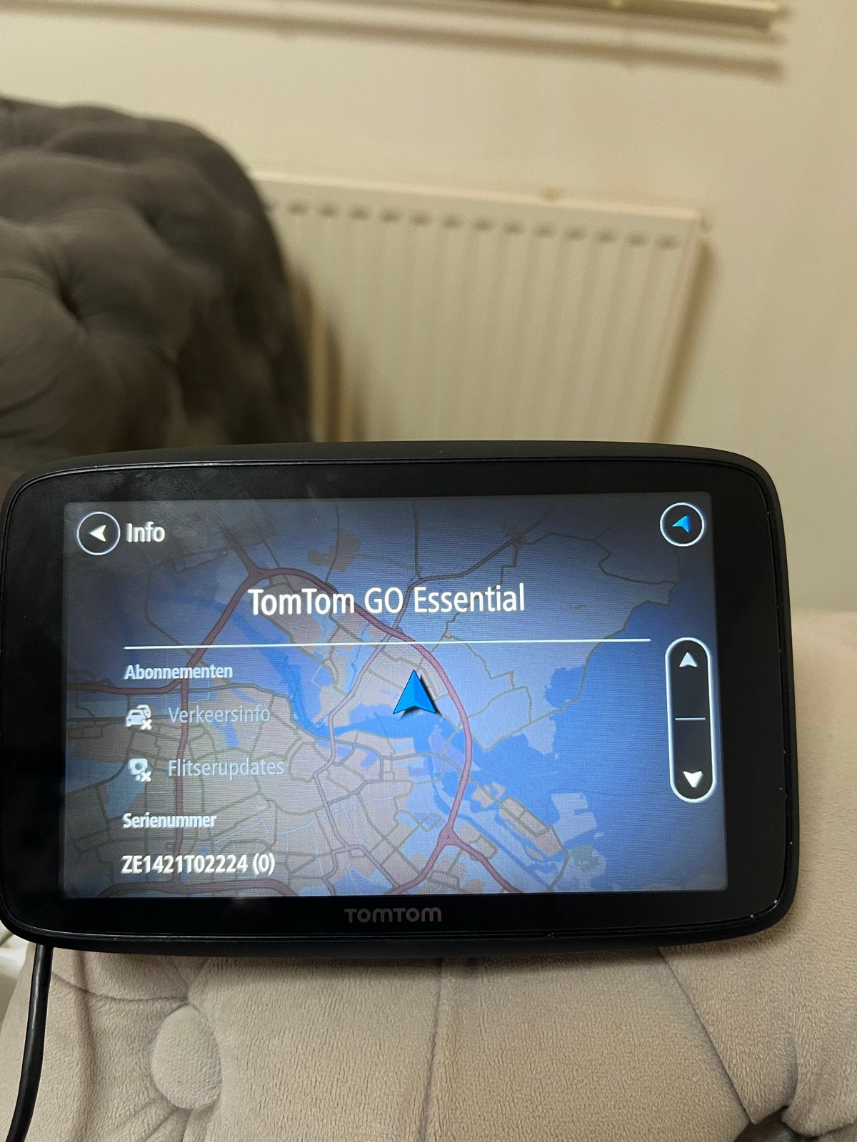 TomTom GO Essential navigatiesysteem, Ophalen of Verzenden, Gebruikt