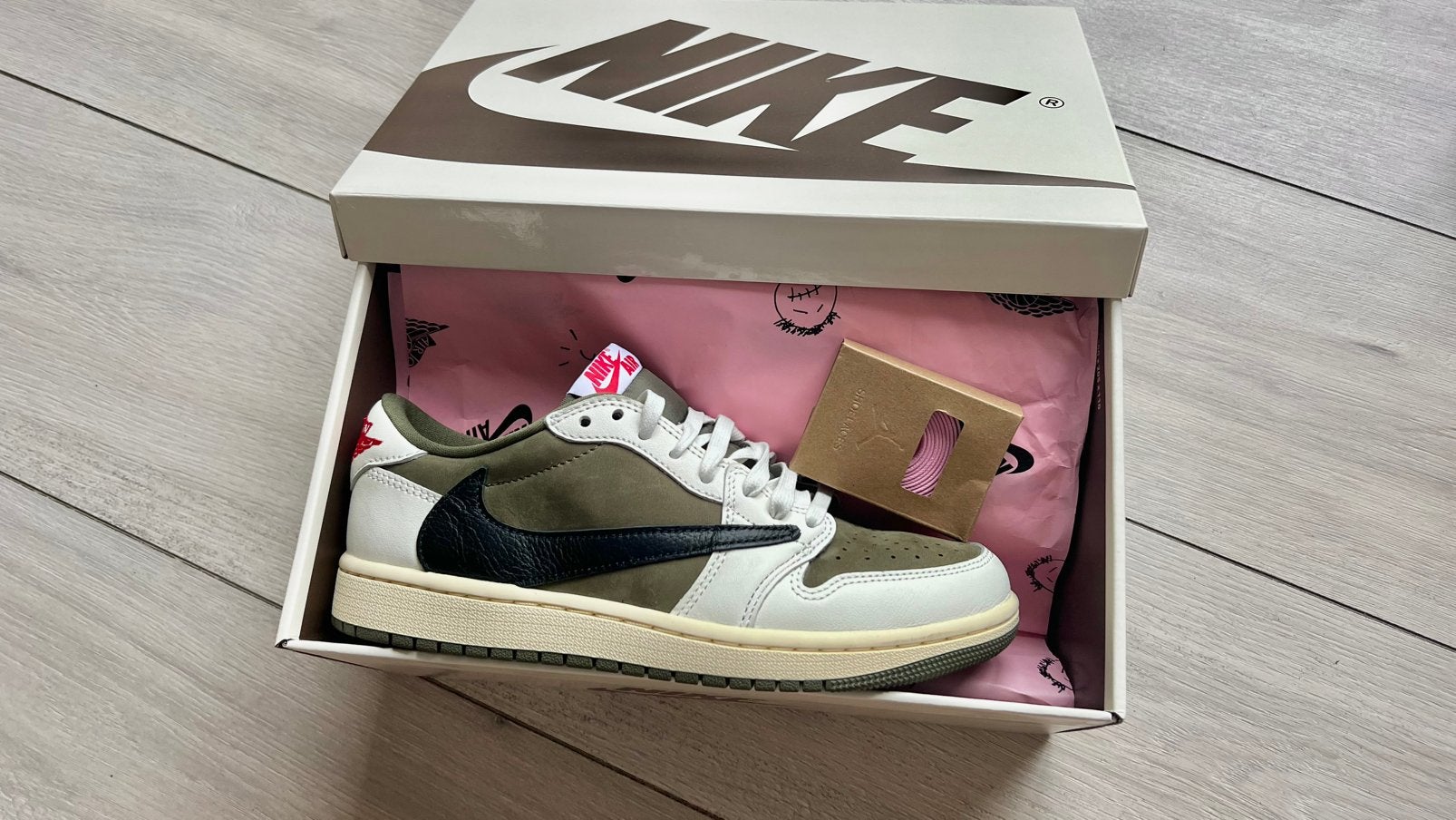 Travis Scott Jordan Medium Olive, Ophalen of Verzenden, Zo goed als nieuw, Overige kleuren