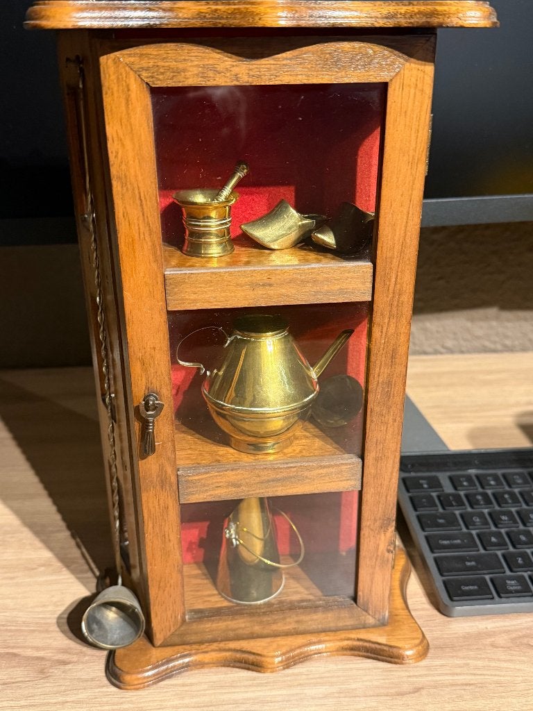 Te Koop: Koperen miniaturen in kleine vitrine kastje., Ophalen of Verzenden, Koper