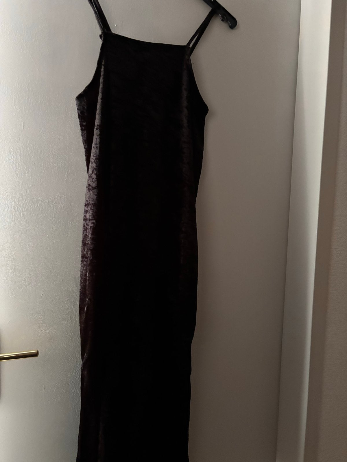 Zwarte fluwelen maxi jurk met spaghettibandjes, Maat 38/40 (M), Zwart, Ophalen of Verzenden, Zo goed als nieuw