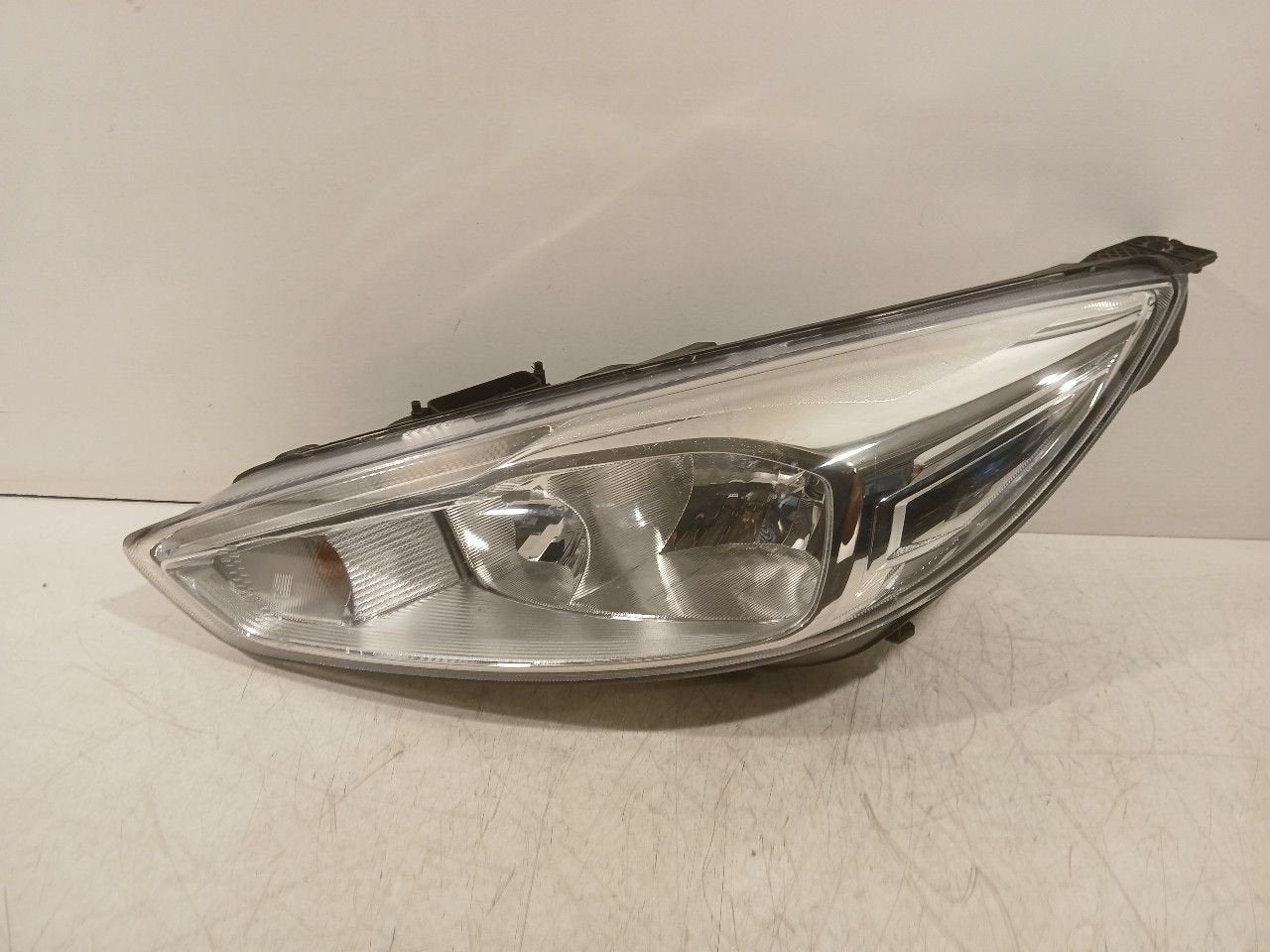 Koplamp links Ford Focus, Onderdelen@venauto.nl, Van der Ven Autorecycling B.V., Gebruikt, Ettenseweg 76, 4706 PB Roosendaal, The Netherlands